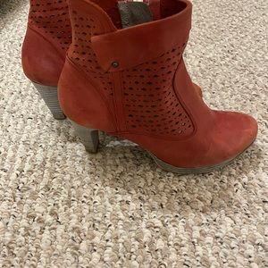 En tour en ville red leather ankle booties!